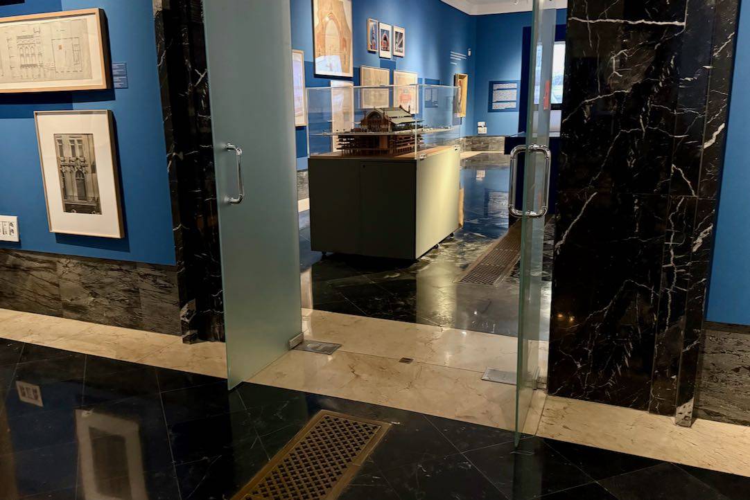 Sala de exposiciones, puerta interior