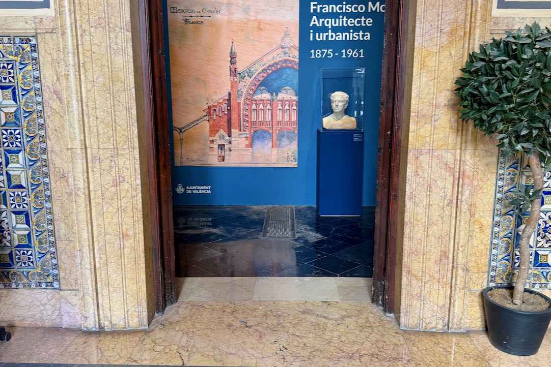 Sala de exposiciones, acceso a la sala