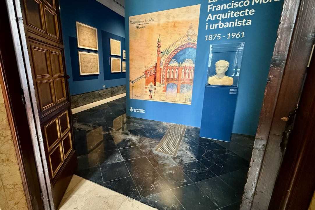 Sala de exposiciones, acceso a la sala