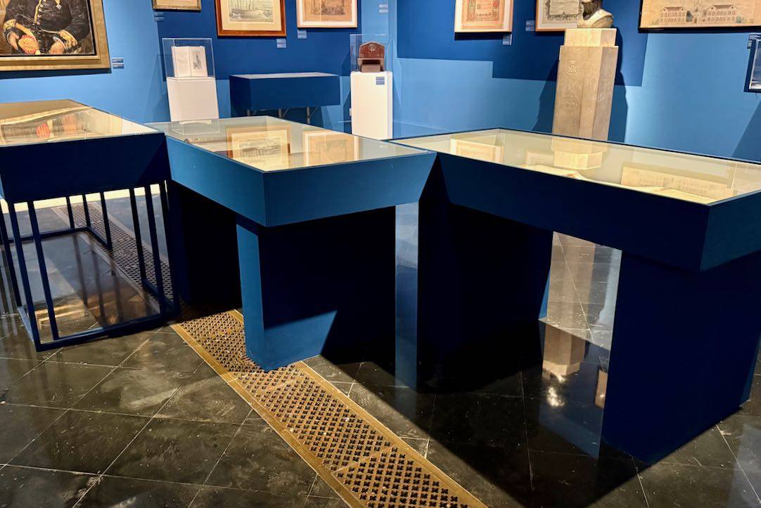 Sala de exposiciones, expositores