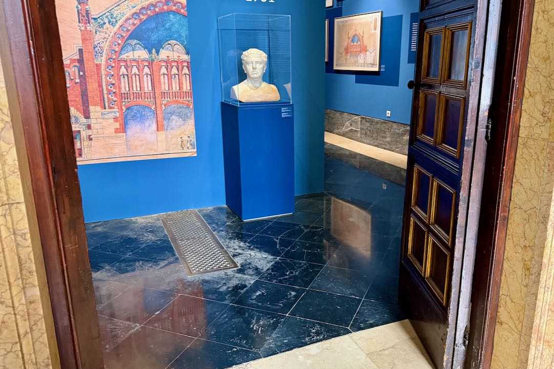 Sala de exposiciones, acceso a la sala