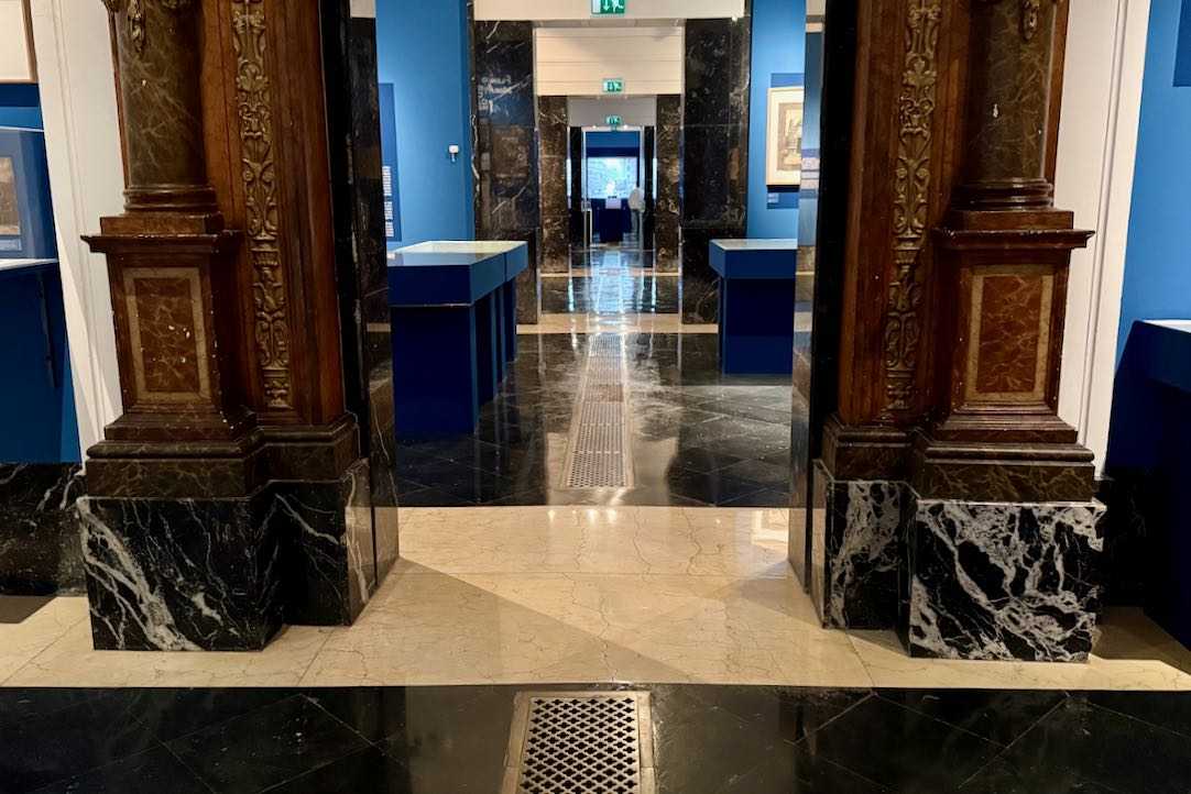 Sala de exposiciones, movilidad interior