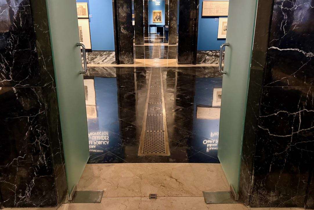 Sala de exposiciones, puerta interior
